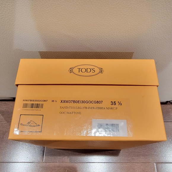 Tod's -- Leather Sandals - Picture 10 of 10